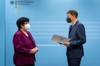 Pflegebevollmächtigte Claudia Moll und Bundesgesundheitsminister Karl Lauterbach
