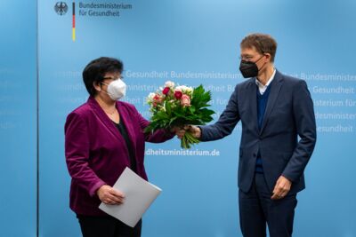 Pflegebevollmächtigte Claudia Moll mit Bundesgesundheitsminister Karl Lauterbach